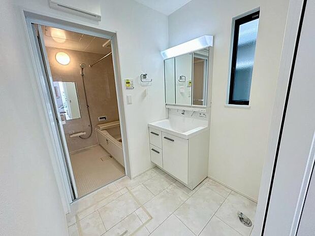 【洗面】収納豊富なミラーキャビネット付きの洗面台。トレーを外して丸洗いも可能です。