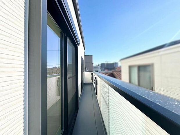 【バルコニー】■2部屋から出入り出来る南面ワイドバルコニー！洗濯物が多いご家庭もまとめて干せますね！