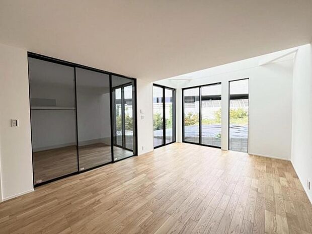 【2号棟】2号棟◆開放的なLDK17帖!広々としたリビング空間はご家族に上質な寛ぎの時間をもたらしてくれます!お客様を招いてパーティーも良いですね!