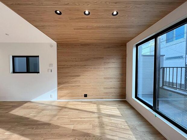 【2号棟】2号棟◆心地よく広々としたリビング空間はご家族に上質な寛ぎの時間をもたらしてくれそうです!