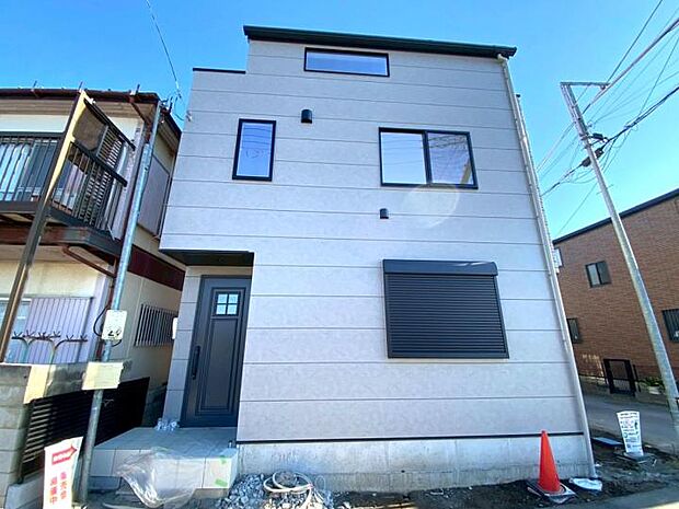 【【現地外観写真/2025年11月撮影】】外壁は雨水で汚れを落とすセルフクリーニング機能付で綺麗長持ち!