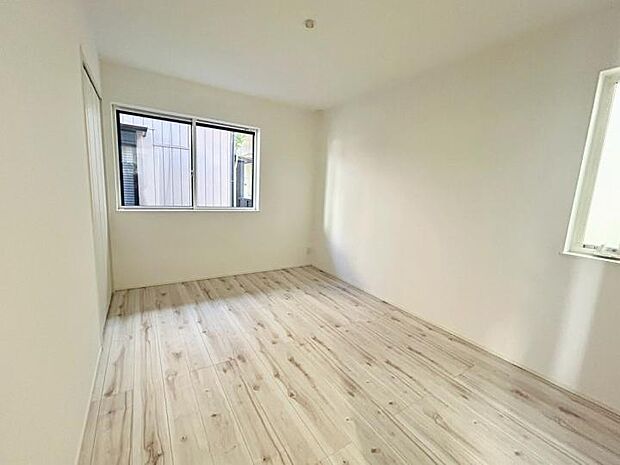 【洋室】へこみ傷やすり傷・摩耗に強いワックスフリーの床材を採用。