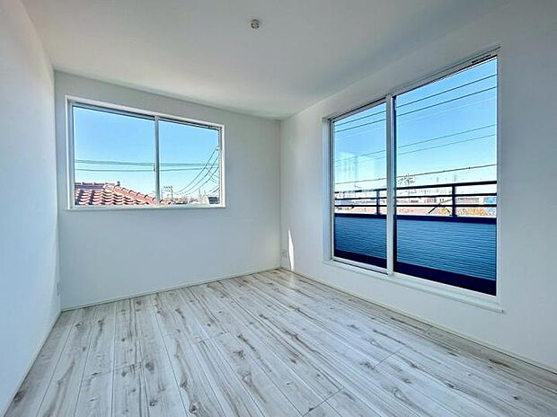 【洋室】へこみ傷やすり傷・摩耗に強いワックスフリーの床材を採用！