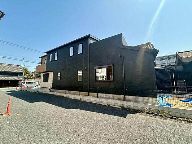 【現地】食洗機や浄水器、浴室乾燥機など、日々の家事を支える高機能設備が充実。土地50坪のゆとりある敷地には並列2台駐車も可能です。全室6帖以上の4LDKで、家族全員が快適に過ごせる「タイパ」の良い暮らしを。