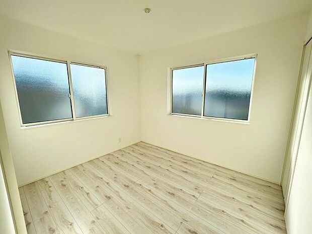 【洋室】断熱効果の高い複層ガラス採用。内側のガラス面を冷えにくくするので結露にも有効。