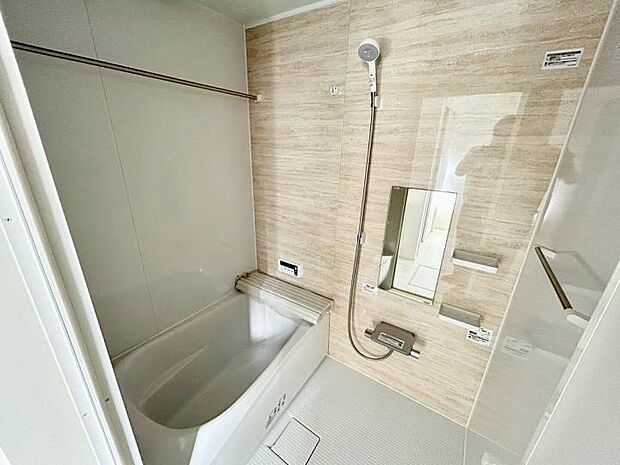 【浴室】雨の日の強い味方、浴室乾燥機付きのユニットバス。洗濯物をかけられるパイプもついています。