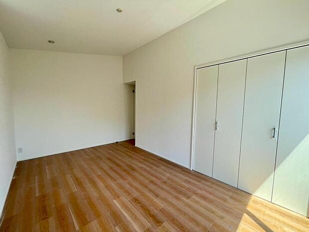 【洋室】◆陽光あふれる南向きの主寝室！7.7帖の広さがあり、大容量のクローゼットも備えた機能的な設計でお部屋を広く使えます！