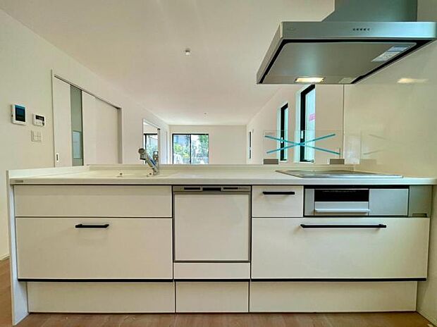 【キッチン】◆リビングを見渡せる開放的な対面キッチン！料理中もリビングにいるご家族やゲストと会話が弾みます！仕切りのないオープンな設計が、ご家族の時間をより豊かにします！