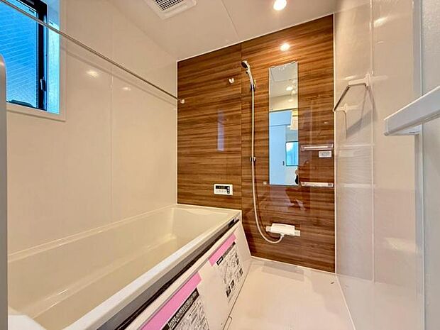 【浴室】◆1日の疲れをリフレッシュしやすい、保温性高くゆったりとした浴室！天気・時間・花粉といった洗濯物問題を解消してくれる浴室乾燥機装備！時間や天候を気にせず洗濯物を干せるのが嬉しいですね！