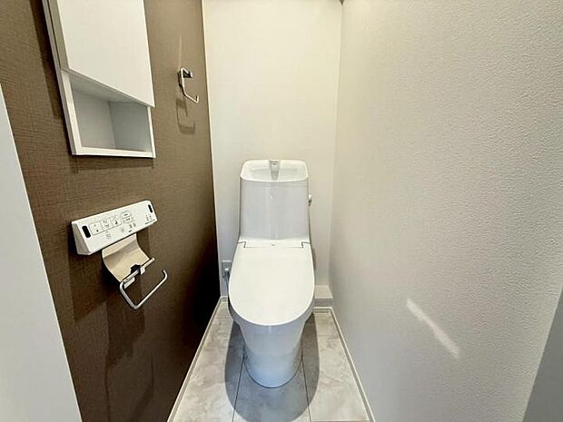 【トイレ】◆エコで経済的な節水型ウォシュレットトイレ！シャープなフォルムは汚れも拭きやすくお手入れラクラク！壁面には埋込収納を設置！トイレットペーパーや生理用品等小物を入れられるのが嬉しいですね！