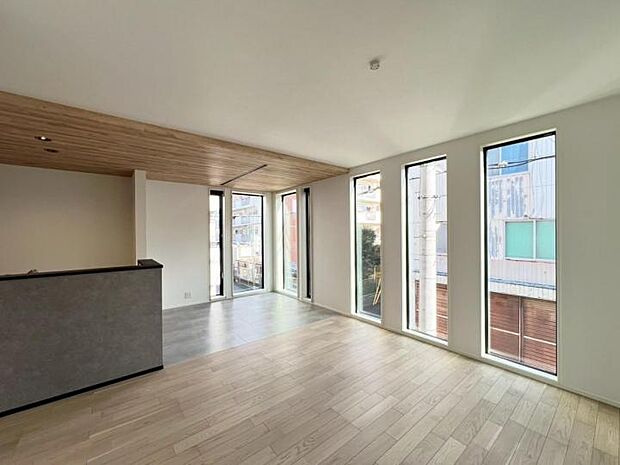 【リビング】◆LDK17帖超！広々としたリビング空間はご家族に上質な寛ぎの時間をもたらしてくれます！お客様を招いてパーティーも良いですね！