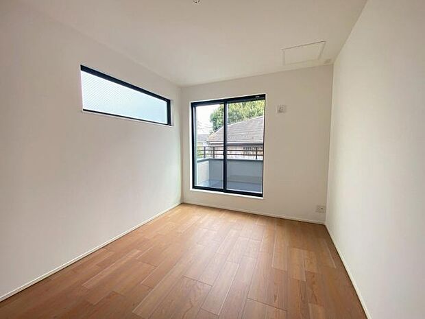 【【2階6帖洋室】】ワックス不要で傷に強い高機能な床材を採用しています。お手入れの手間を省き、忙しい毎日でも清潔感のある空間を保てます。機能美と心地よさを両立した、使い勝手の良い一部屋です。