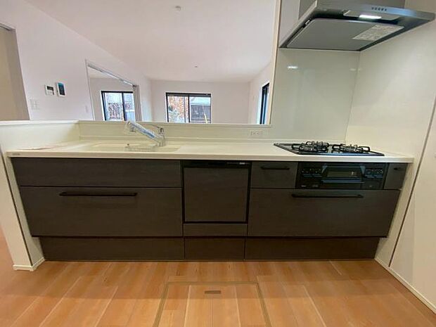 【【キッチン】】お料理中も家族と笑顔でつながる対面オープンキッチン。16帖の広々としたLDKを見渡せ、お子様の様子を見守りながら家事が捗ります。