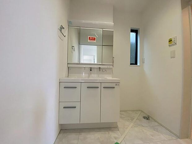 【【洗面室】】身支度に便利な三面鏡タイプの洗面化粧台。鏡裏は収納スペースになっており、散らかりがちな小物もスッキリ収まります。シャワー付き水栓でお掃除や朝の寝癖直しもラクラクこなせる機能的な設計です。