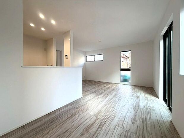 【【リビング】】断熱性に優れたLow-E複層ガラスを採用!夏は涼しく冬は暖かさをキープし、一年中理想の室温を保ちます。外気の影響を受けにくいため、冷暖房効率も大幅にアップ。家族みんなが健やかに過ごせる住まいです。