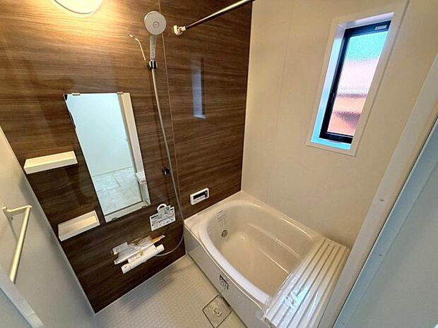 【【浴室】】木目調パネルが落ち着きを演出する、清潔感あふれるバスルーム。雨や花粉の多い時期に大活躍する浴室乾燥機を完備。夜間の洗濯も安心して干せるので、忙しい共働き世帯にも嬉しい設計です。