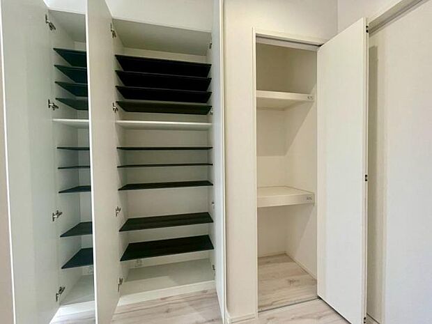 【玄関】■玄関には大容量の下駄箱と、ストックもしやすい収納スペースを設置!散らかりがちな玄関周りをスッキリさせやすく、お客様も心地よくお迎え出来そうですね!