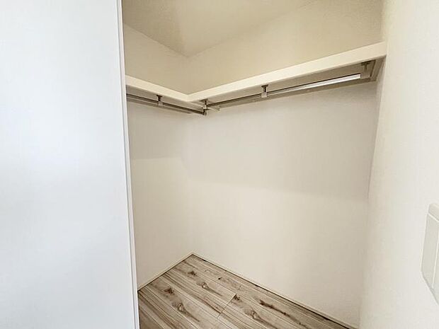【収納】収納力豊富なウォークインクローゼット付です。