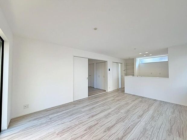 【リビング】多面採光のリビングは明るく、柔らかな木のぬくもりを感じられます。