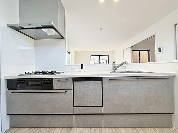 【キッチン】耐久性の高い人工大理石カウンター。食洗機・浄水器付きです。