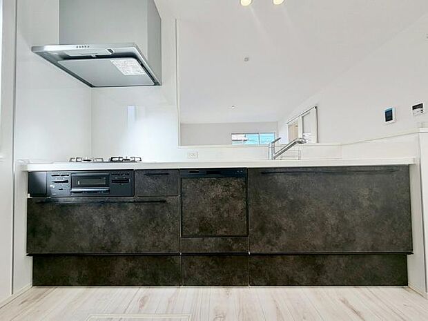 【キッチン】使いやすいオールスライド収納。食洗機・浄水器が標準装備です。