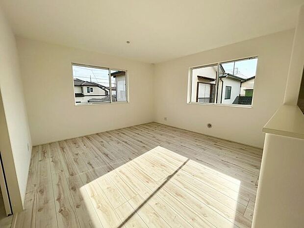 【リビング】清潔感あふれる「白」を基調とした室内は、まるで新しいキャンバス。北欧風のナチュラルな木目も、モダンなモノトーンも、鮮やかな色彩のカーテンも。コーディネートが楽しくなる住まいです。