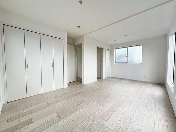 【洋室】傷やへこみに強い高耐久床材を採用！優れた耐摩耗性で、家族が長く過ごす空間の美しさを保ちます。