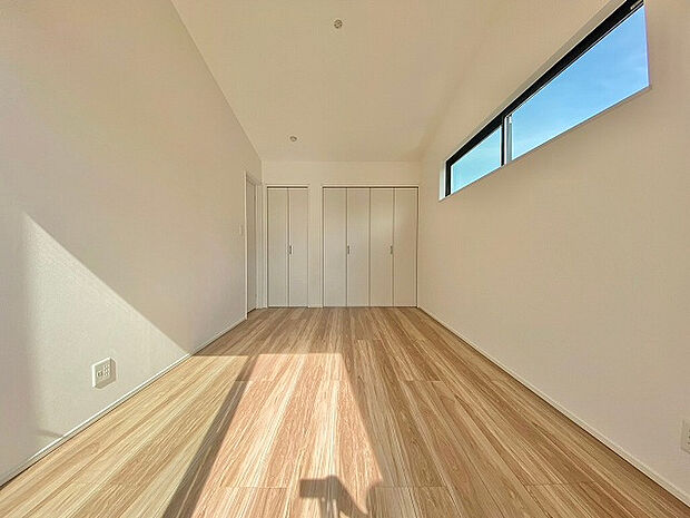 【洋室】擦り傷やへこみに強い高機能なフローリングを採用。ワックス掛けの手間を抑えつつ、上質な木の風合いを長く保てる、将来の資産価値まで考えた住まいです。