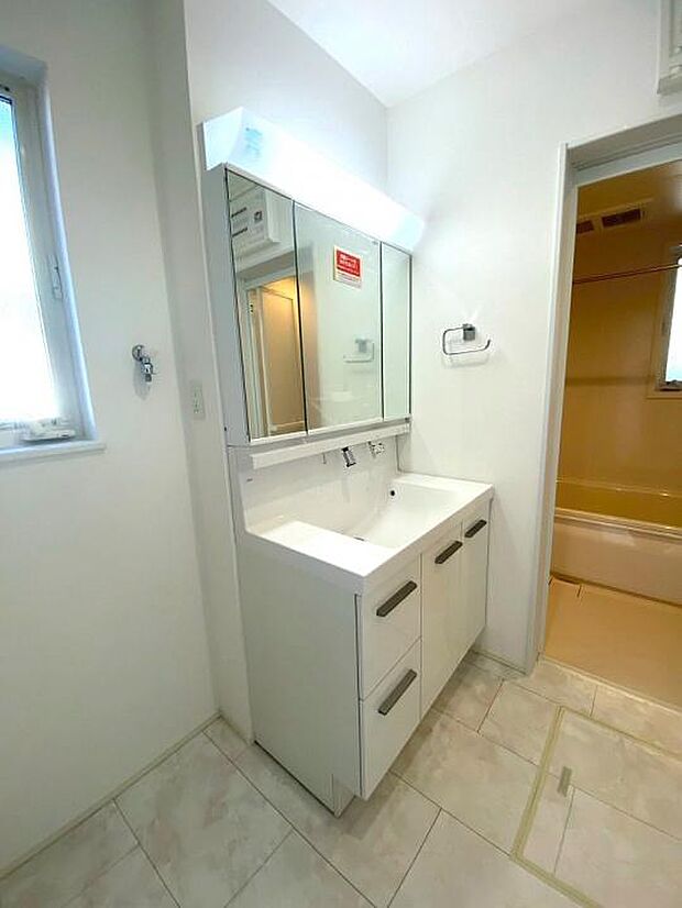 【【洗面室/2号棟】】シャワー付き三面鏡洗面台!繋ぎ目のない一体形成カウンターなのでお掃除もラクラク!