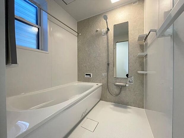 【浴室】■1日の疲れをリフレッシュしやすいゆったり浴室!天候や時間を気にせず洗濯物が乾かせる浴室乾燥機も装備!