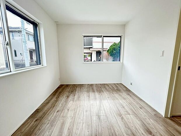 【洋室】2枚のガラスの間に空気層を持つ『複層ガラス』。高い断熱性能を発揮し、光熱費の節約に貢献するだけでなく、カビの原因となる結露も防ぐため、住まいを健やかに守ります。