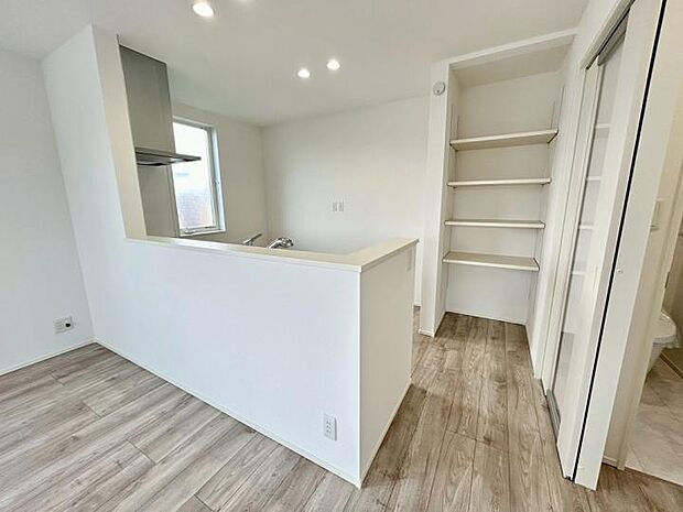 【キッチン】キッチンにはコンパクトながらも棚板を備え、デッドスペースを有効活用した収納スペース♪