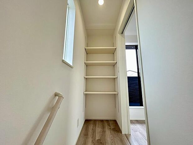 【収納】ちょっとした隙間を活かした廊下収納。棚板付きなので、小物の整理もスムーズです。