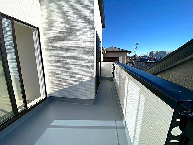 【【バルコニー】】南側に面した2部屋続きの広々としたバルコニーは、家族全員の洗濯物や布団を一度にたっぷり干せる抜群の家事効率を実現しています 。