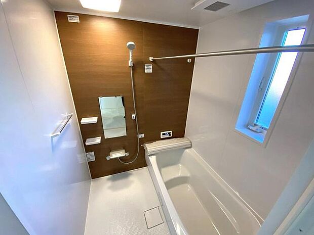 【【浴室】】ゆったり1坪サイズの浴室でリラックスタイムを。浴室換気乾燥暖房機を完備し、雨の日の洗濯物干しや冬場のヒートショック対策も万全です。