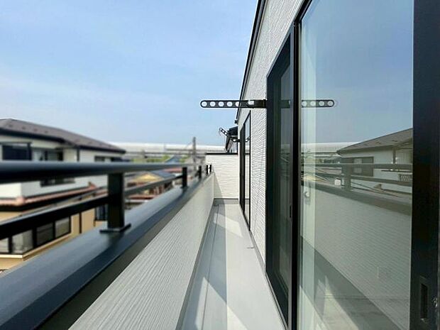 【バルコニー】■バルコニーは2部屋から出入り出来るワイドスペース!洗濯物が多いご家庭もまとめて干せるので安心です!
