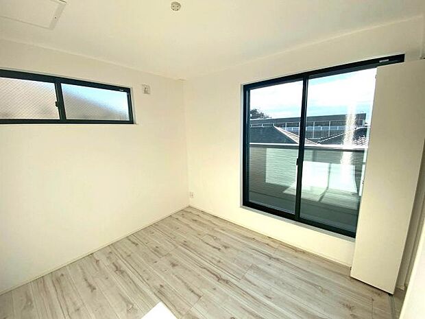 【【3階4.9帖洋室】】夏は涼しく冬は暖かい、断熱性に優れたLow-E複層ガラスを採用しました。結露を防ぎ、エアコン効率も高まるため年中快適。光熱費を抑えながら、健やかな暮らしをサポートします。