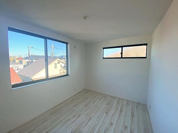 【【3階6.4帖洋室】】全居室2面採光の明るい住まい。傷がつきにくい床材なので、重い家具を置く寝室としてはもちろん、椅子を動かす機会の多いワークルームや子供部屋としても最適です。