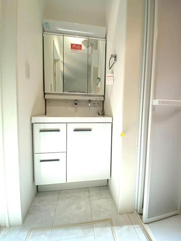 【【洗面室】】身支度に便利な三面鏡タイプの洗面化粧台。鏡裏は収納スペースになっており、散らかりがちな小物もスッキリ収まります。シャワー付き水栓でお掃除や朝の寝癖直しもラクラクこなせる機能的な設計です。