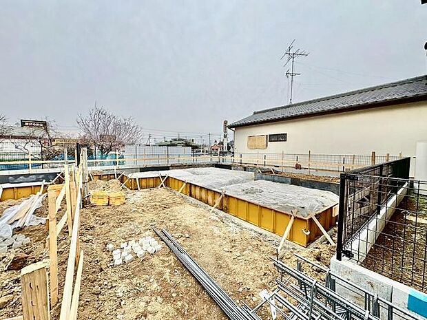 【現地】道路から奥まっているため、通りからの視線が気になりません。お子様の飛び出し防止や、防犯面でも安心の配置です。