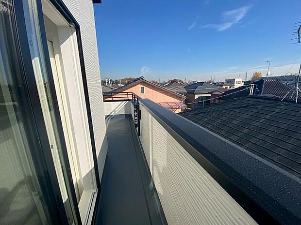 【【バルコニー】】3階の2つの洋室をつなぐワイドなバルコニーです。お布団などの大きな洗濯物も一度にたっぷり干せる広さが魅力。どちらの部屋からもスムーズに出入りでき、家事動線も生活の幅もグンと広がります。