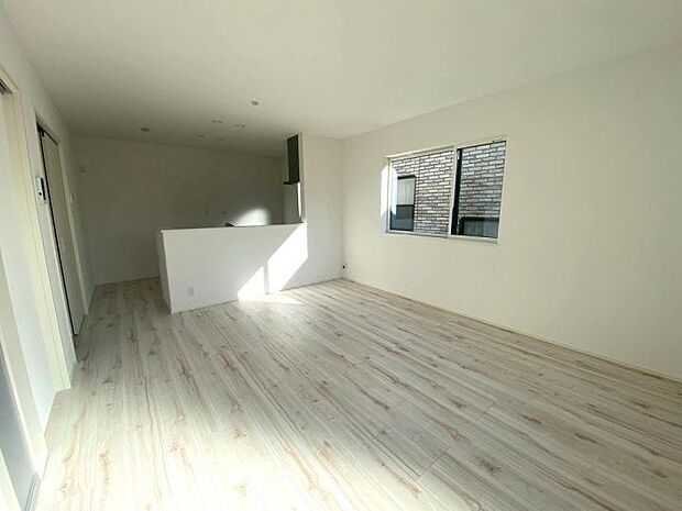 【【リビング】】キッチン、バスルーム、洗面室をすべて2階に集約。料理の合間に洗濯を済ませる「ながら家事」もスムーズに。効率的なプランニングが、忙しい毎日にゆとりを生み出します。