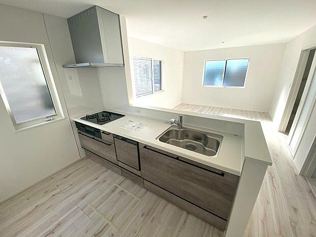 【【キッチン】】人気の対面キッチンは、お料理中もご家族との会話が途切れることなく、テレビを見たり、お子様の宿題を見守ったり。作業スペースという枠を超えて、家族のコミュニケーションが自然と生まれる場所になります。