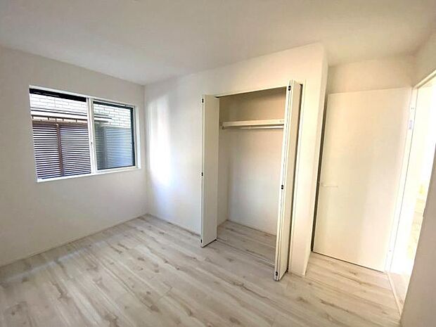 【【1階5.9帖洋室】】全居室に収納が確保されており、家具を最小限に抑えたスッキリしたレイアウトが可能です。居室スペースを広々と、有効に活用いただけます。