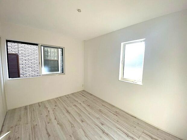 【【1階6帖洋室】】高い断熱効果を持つ複層ガラスは、冬場の悩みの種である「窓の結露」を大幅に抑制。カビやダニの発生を抑え、お部屋の空気をクリーンに保ちます。白い壁と明るい床材に囲まれた清潔感あふれる空間。