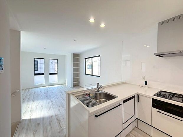 【◆キッチン◆】清潔感あふれる白で統一されたスタイリッシュな対面キッチン。リビングと一体化したデザインが、空間にさらなる広がりをもたらします。