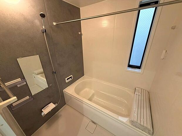 【◆浴室◆】アクセントパネルが映える洗練された浴室。標準装備の浴室乾燥機とランドリーパイプを使えば、夜間に干して朝には乾く便利な暮らしが叶います。カビ対策も万全で、清潔な空間を保てます。