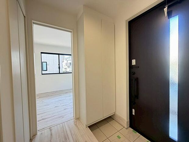 【◆玄関収納◆】天井まで届くトールタイプの玄関収納は、家族全員の靴をたっぷり収めて玄関回りを広々と保ちます。内部は便利な可動棚仕様。高さのあるブーツやヒールも、スペースを無駄なく活用してすっきりと整理できます。