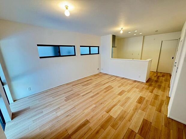 【【リビング】】階段はリビングを通る設計なのでご家族で顔をあわせやすい