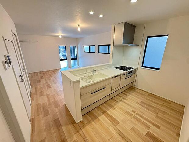 【【キッチン】】料理をしながらでもご家族との会話を楽しめる対面オープンキッチン！